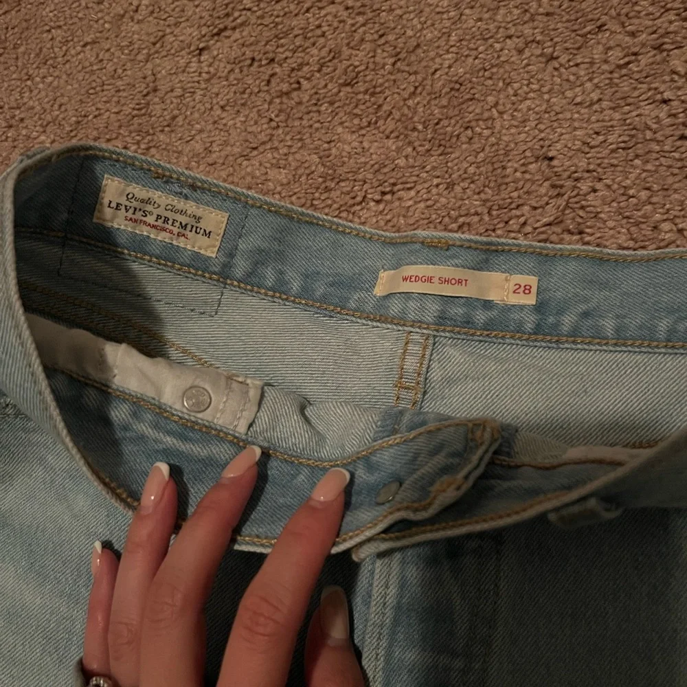 Levi’s Denim High Waisted Shorts - Picture 2 of 3